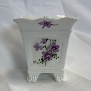 SEYMOUR MANN Victorian violets Floral 4’’ White and Purple Ceramic Vase
